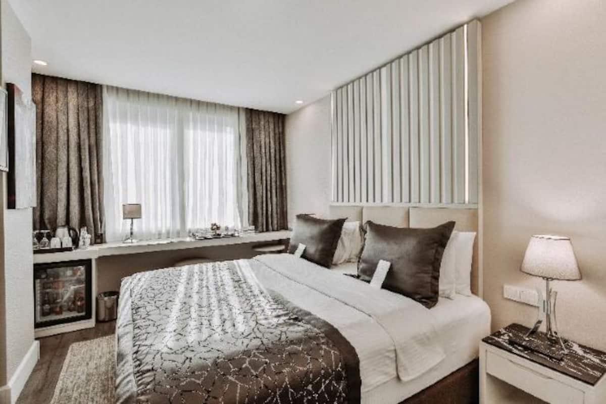 Hypo-allergenic bedding, Select Comfort beds, minibar, in-room safe