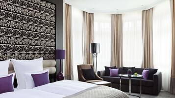 Suite junior | Ropa de cama de alta calidad, edredón, camas con pillow-top y minibar