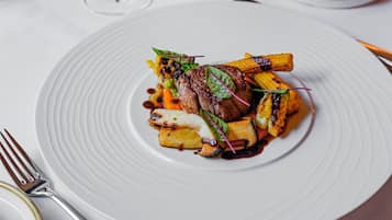 2 restauranter, middag serveres
