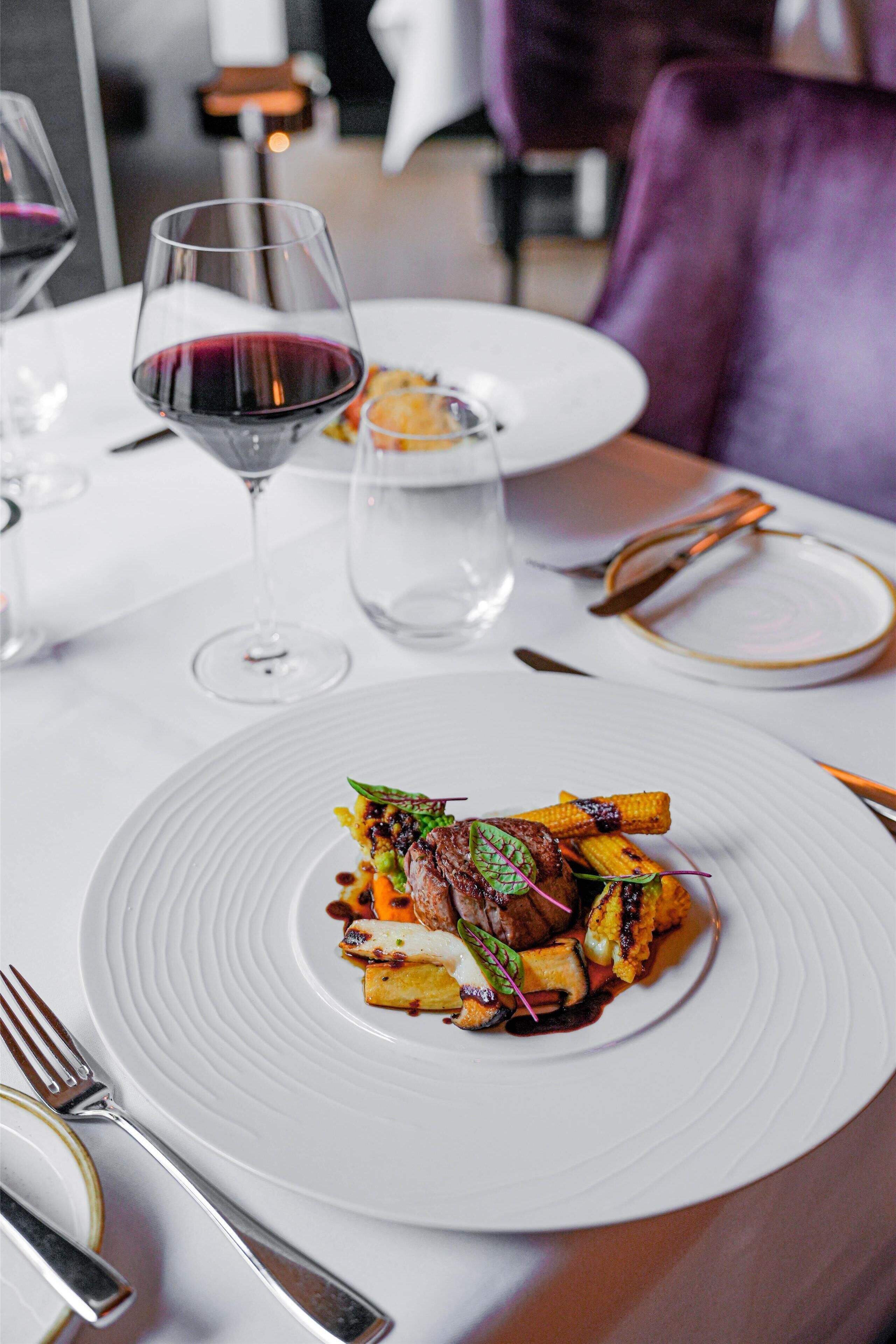 2 restaurantes; se sirven cenas 