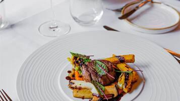 2 restaurantes; se sirven cenas