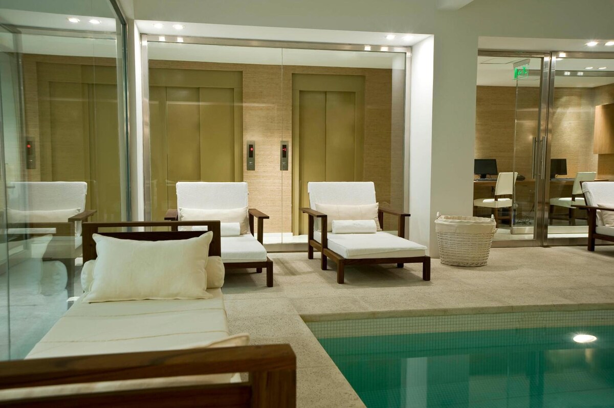 Una piscina cubierta