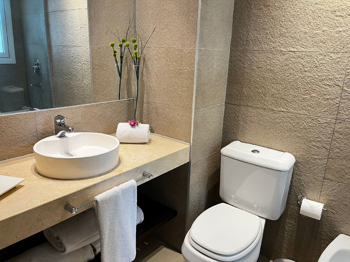 Ducha y bañera combinadas y artículos de higiene personal gratuitos