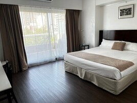 Suite, 1 kingsize bed, balkon | Luxe beddengoed, donsdekens, pillowtop-bedden, een minibar