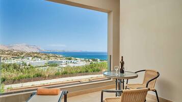 Habitación familiar, vista al mar | Caja de seguridad en la habitación y escritorio