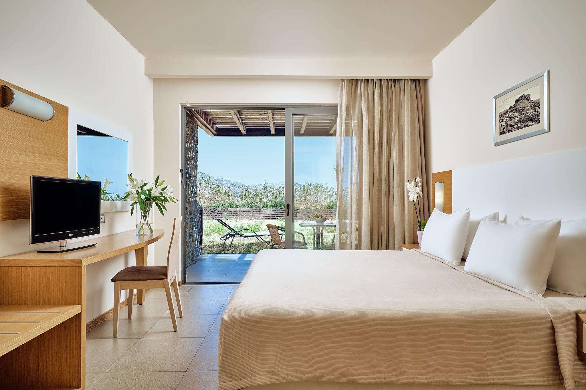 Habitación familiar, vista al jardín | Caja de seguridad en la habitación y escritorio 