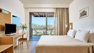 Habitación familiar, vista al jardín | Caja de seguridad en la habitación y escritorio