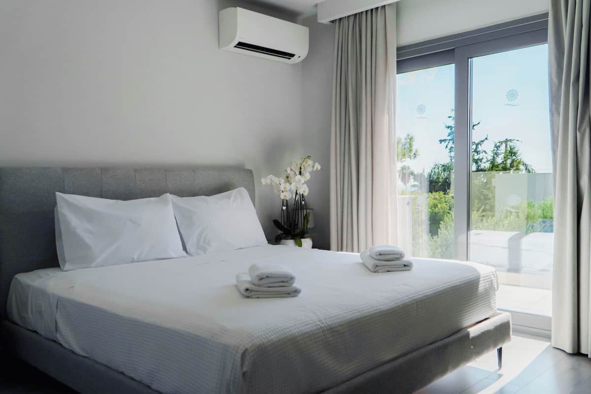 Villa, 2 Bedrooms, Private Pool | 2 quartos, cofres nos quartos, escrivaninha