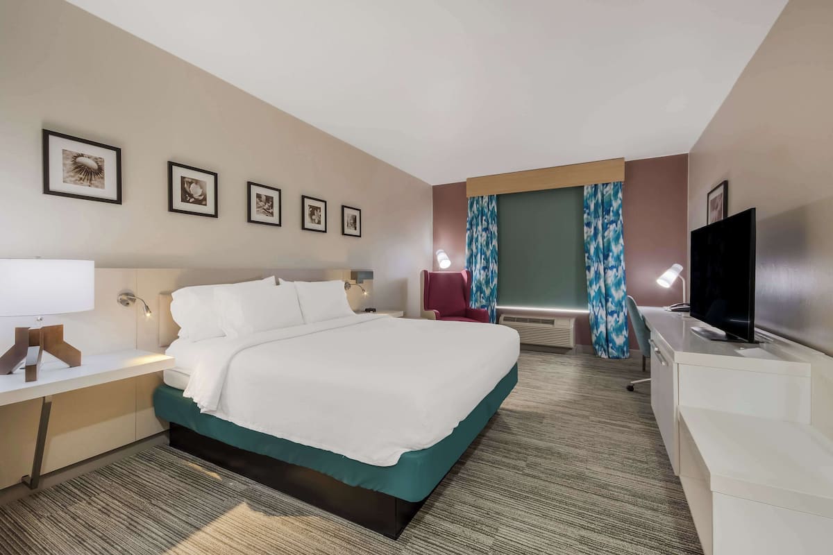 Premium bedding, in-room safe, desk, iron/ironing board