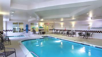 Piscine couverte, chaises longues