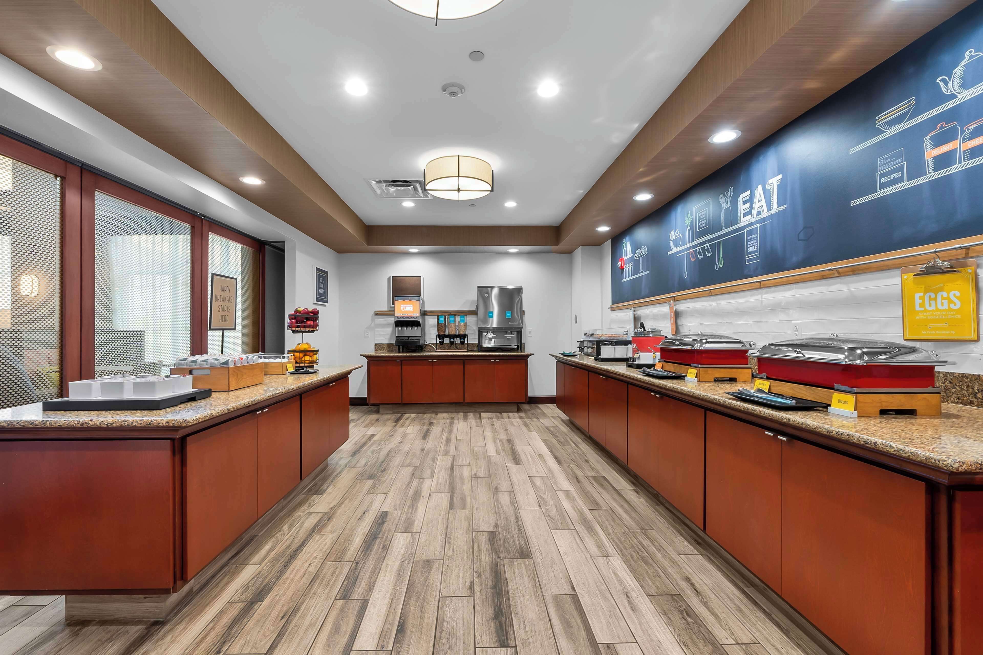 Café da manhã com buffet grátis todos os dias