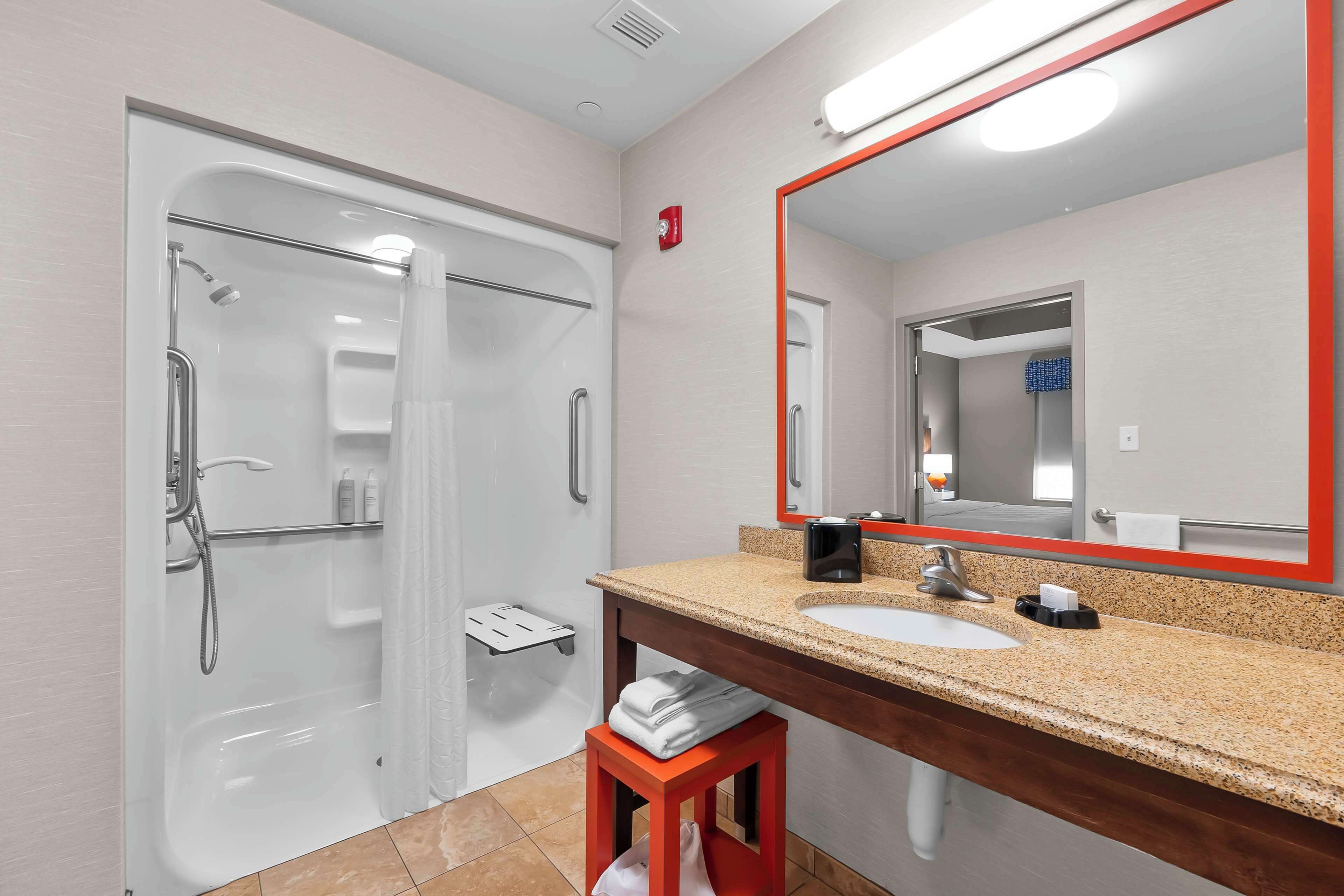 studio, accessible, non smoking | bathroom | free toiletries, hair dryer, towels