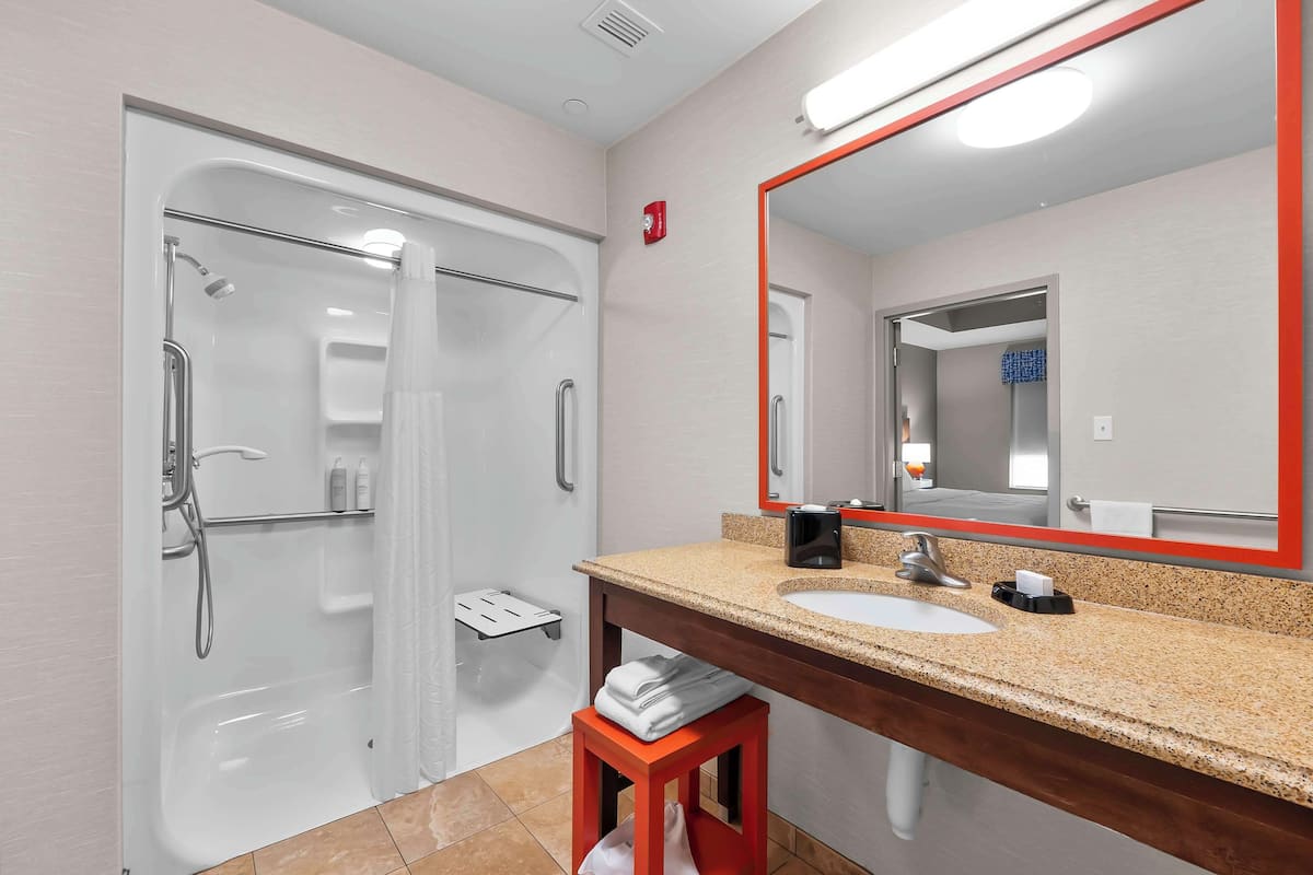 studio, accessible, non smoking | bathroom | free toiletries, hair dryer, towels