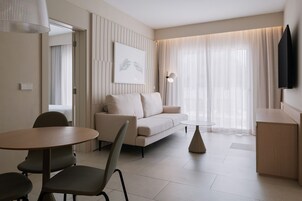 Suite Deluxe, piscina privada | Zona de estar | Una televisión de pantalla plana