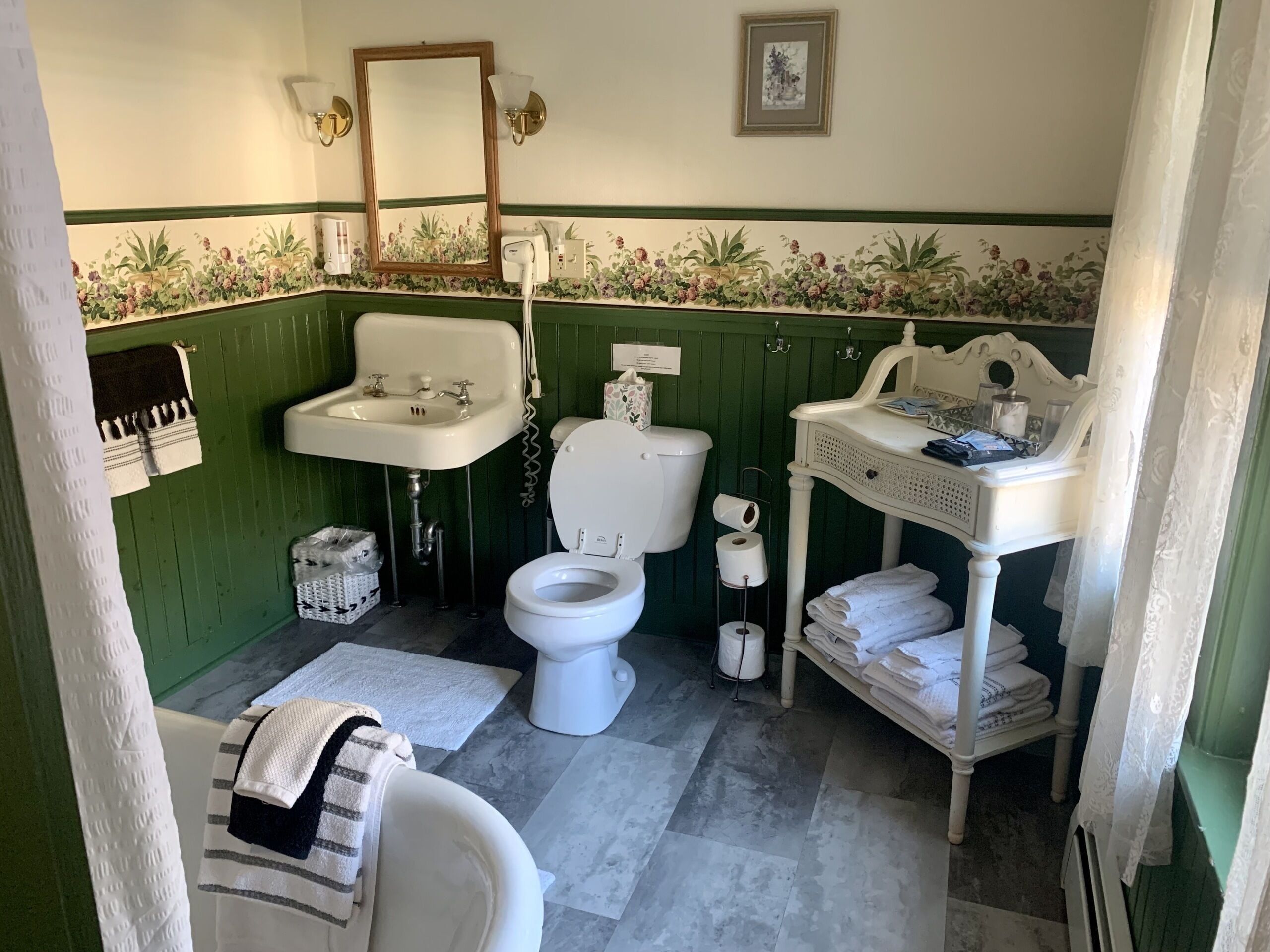 A bathroom with a toilet, sink, and bathtub.