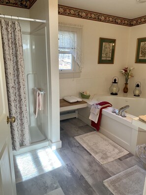 Superior Double Room, Accessible, Ensuite (Room 10) | Bathroom | Hair dryer, towels, soap, shampoo - The Buttonwood Inn on Mt. Surprise (Intervale)