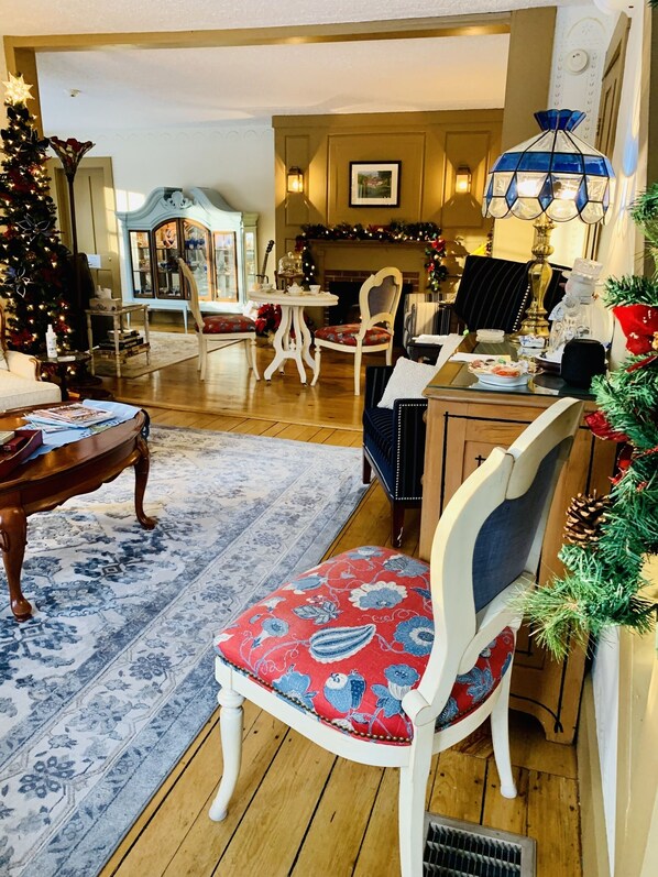 Lounge - The Buttonwood Inn on Mt. Surprise (Intervale)