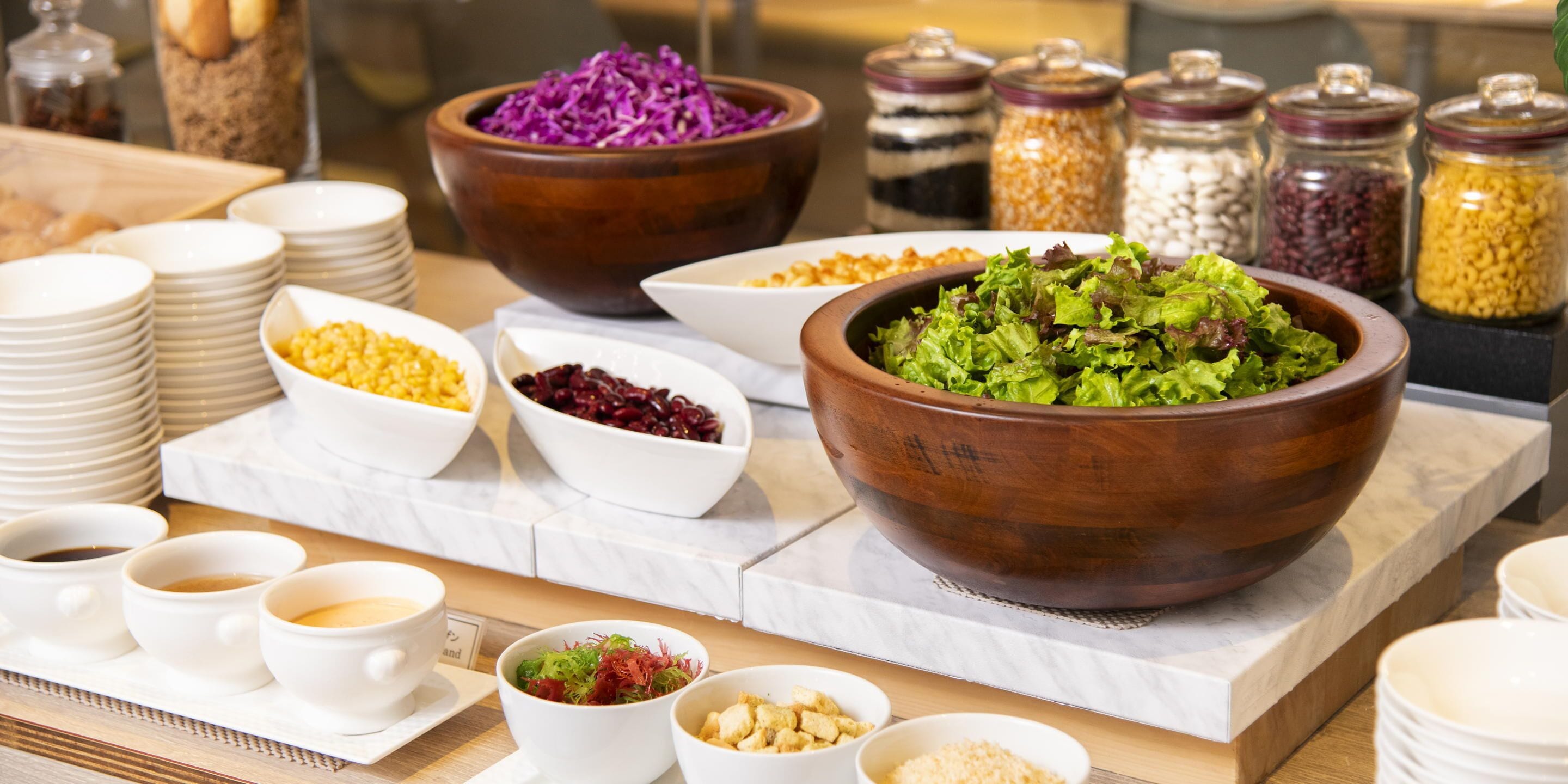 Un buffet proposant une variété de plats et d'accompagnements.