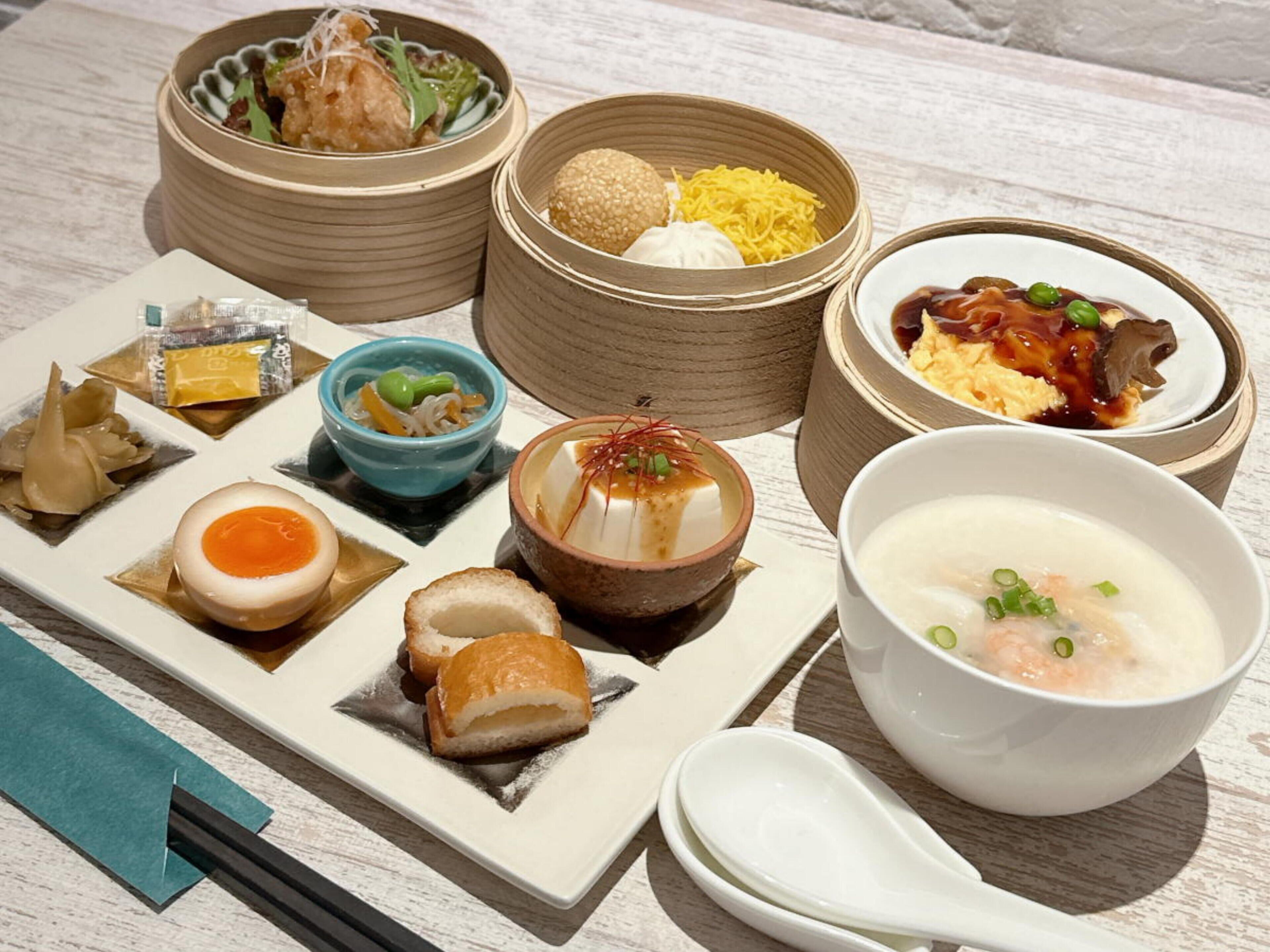 Variedad de platos japoneses, incluyendo sushi, tempura y ramen, sobre una mesa de madera.