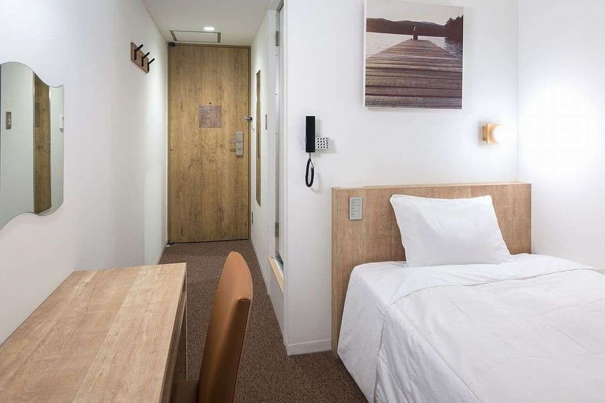 Desk, soundproofing, free WiFi, bed sheets