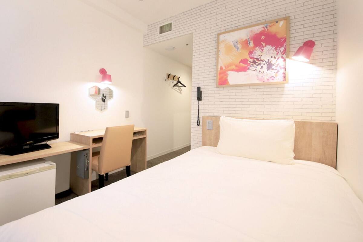 Desk, soundproofing, free WiFi, bed sheets
