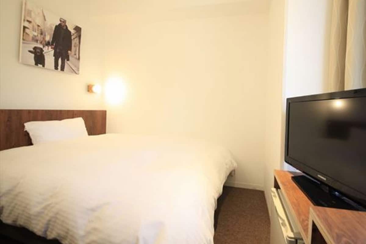 Desk, soundproofing, free WiFi, bed sheets
