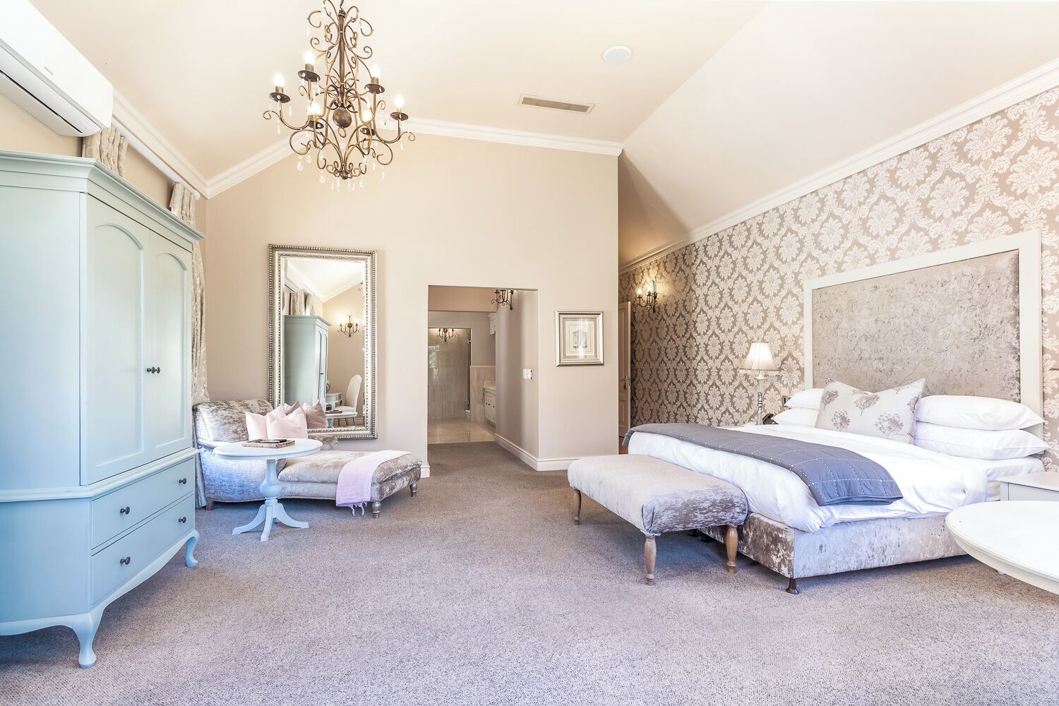 Deluxe Suite, Lake View | 1 bedroom, in-room safe, individually decorated, individually furnished