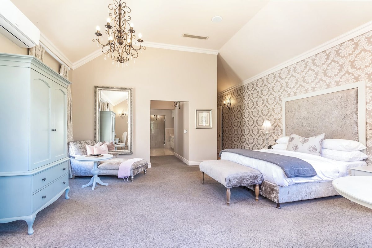 Deluxe Suite, Lake View | 1 bedroom, in-room safe, individually decorated, individually furnished