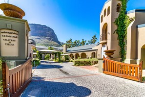 Property entrance - L'ermitage - Franschhoek Chateau & Villas (Franschhoek)