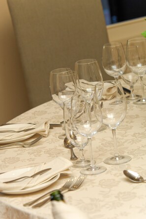 Breakfast, lunch, dinner and brunch served  - L'ermitage - Franschhoek Chateau & Villas (Franschhoek)