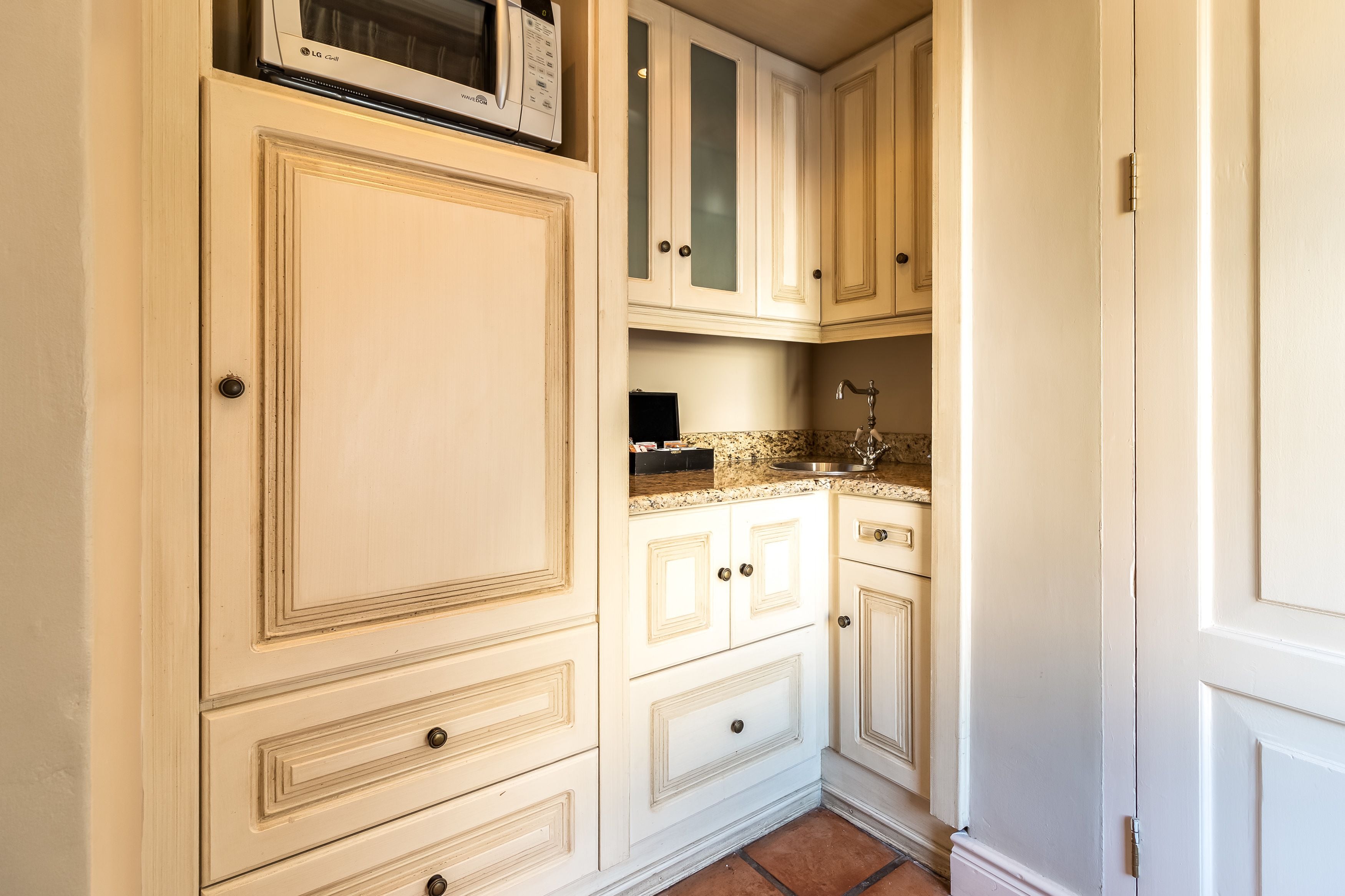 microwave, coffee/tea maker, electric kettle