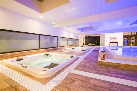 Un sauna, una bañera de hidromasaje, baño turco