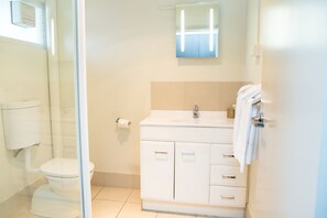 Standardzimmer, Flussblick | Badezimmer | Dusche, kostenlose Toilettenartikel, Handtücher, Seife