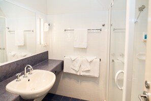 Terrace King Room | Bathroom - Edgewater Hotel (Devonport)