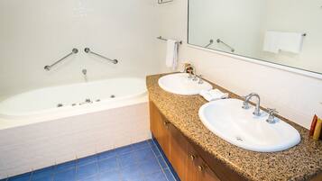 Executive King Spa Suite | Bathroom
