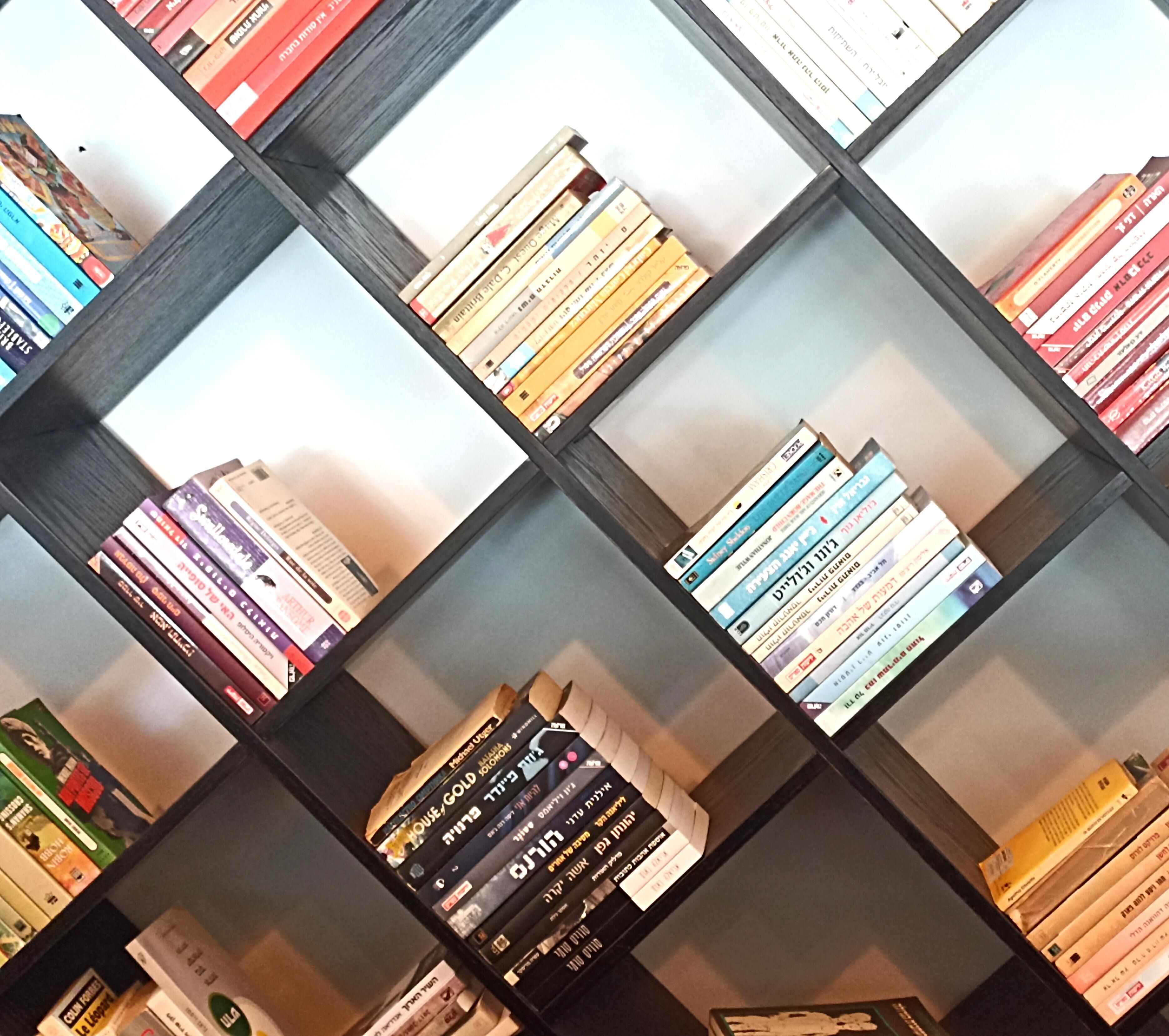 Una estantería con varios libros.