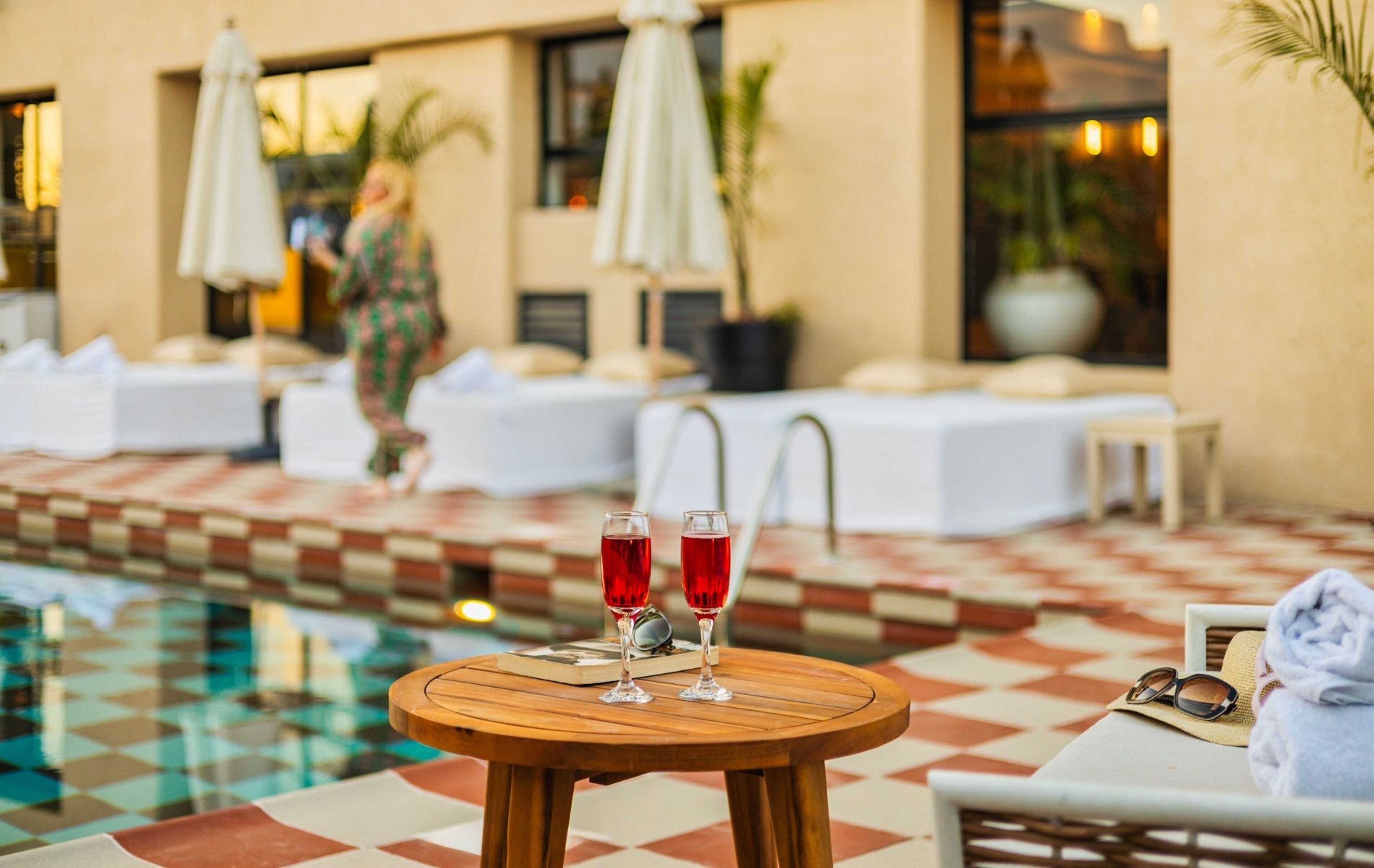 Hồ bơi ngoài trời, ghế dài tắm nắng 