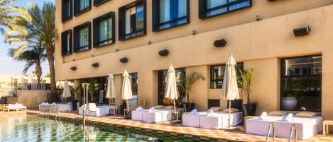 Piscine extérieure, chaises longues