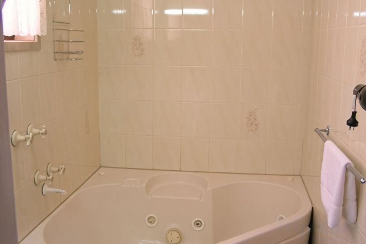Baño | Artículos de higiene personal gratuitos, secador de pelo y toallas