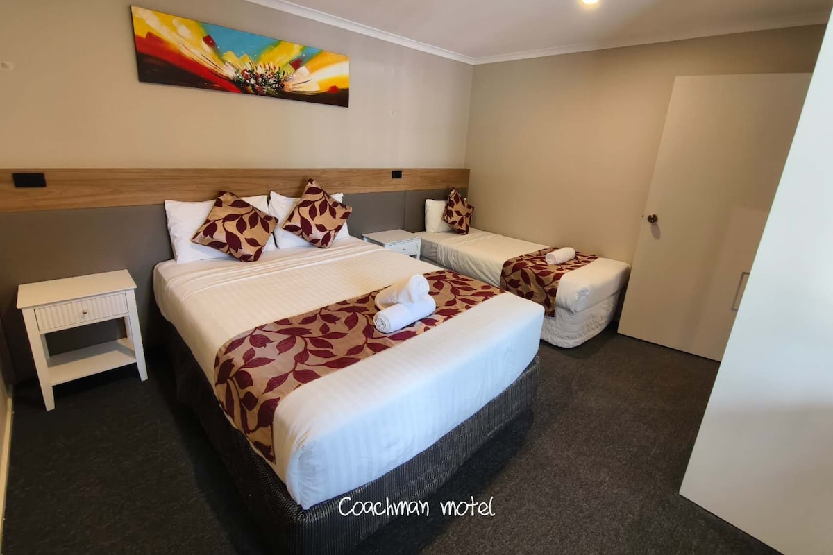 Habitación doble | Ropa de cama de alta calidad y escritorio 
