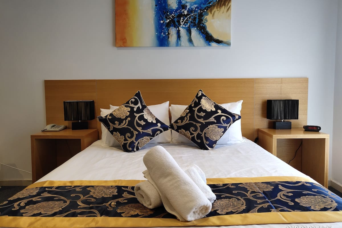 Estudio de lujo, bañera de hidromasaje | Ropa de cama de alta calidad, escritorio, tabla de planchar con plancha