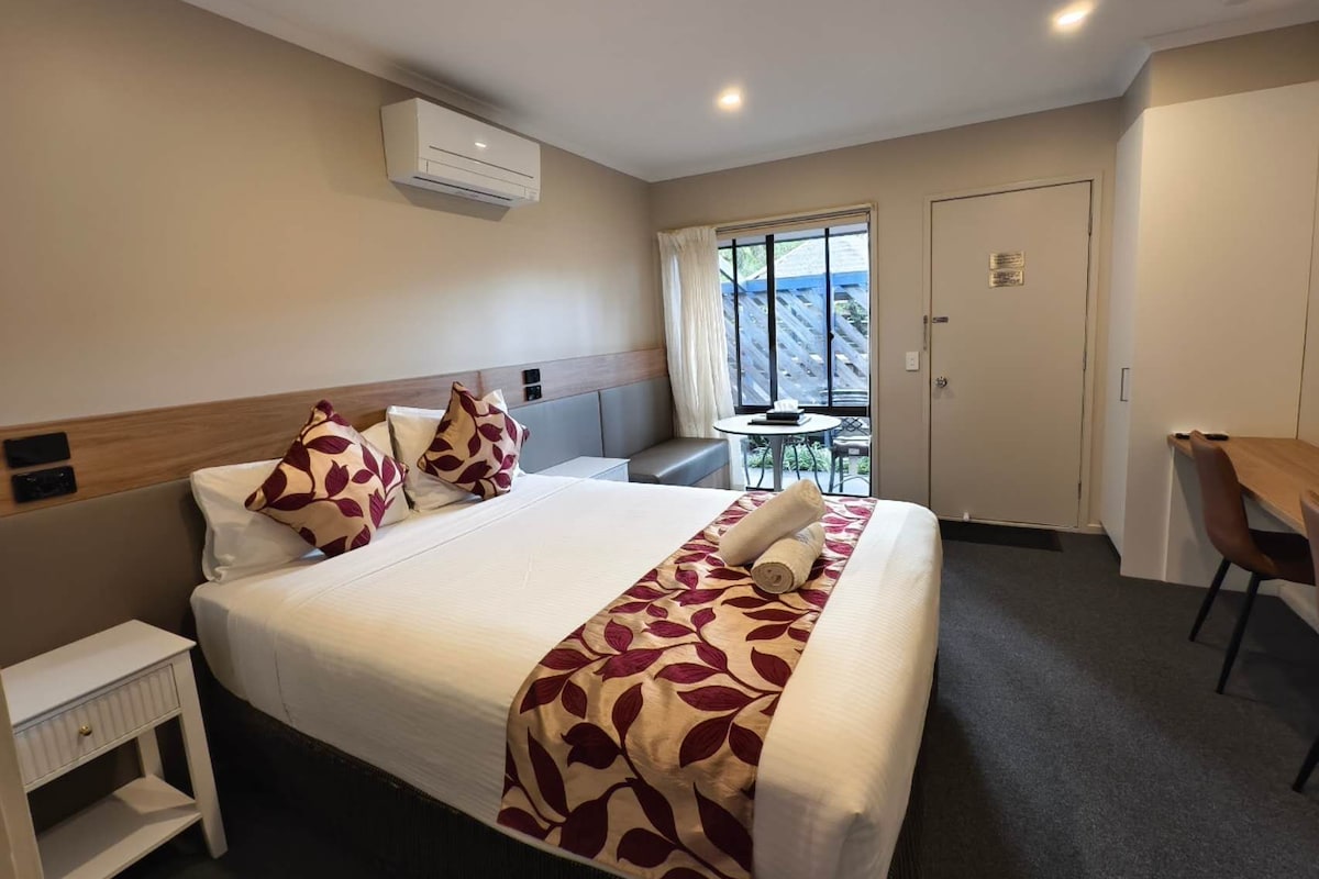 Habitación doble estándar | Ropa de cama de alta calidad y escritorio 