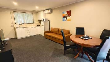 Familieleilighet, tekjøkken (5 Person) | Oppholdsområde | TV