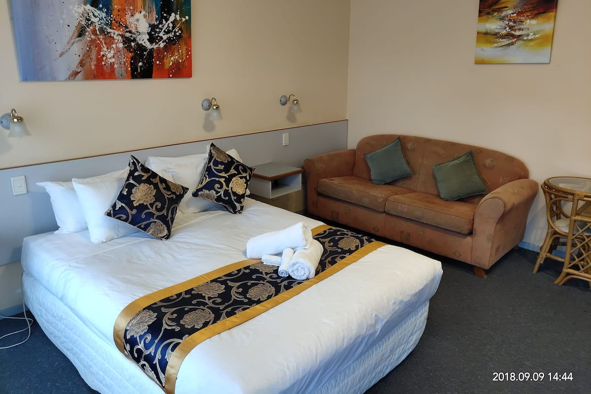 Habitación de lujo, bañera de hidromasaje | Ropa de cama de alta calidad, escritorio, tabla de planchar con plancha