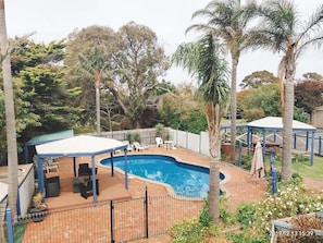 Outdoor pool, open noon to 8 PM, sun loungers - The Coachman Motel & Units (Cowes)