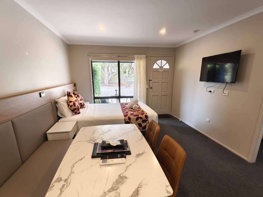 Self Contained Unit | Premium bedding, desk, iron/ironing board, free WiFi