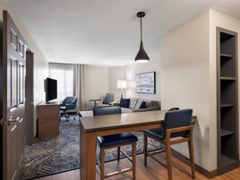 Escritorio, cortinas blackout y tabla de planchar con plancha 