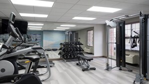 Een sportschool met loopbanden, gewichten en krachttoestellen.
