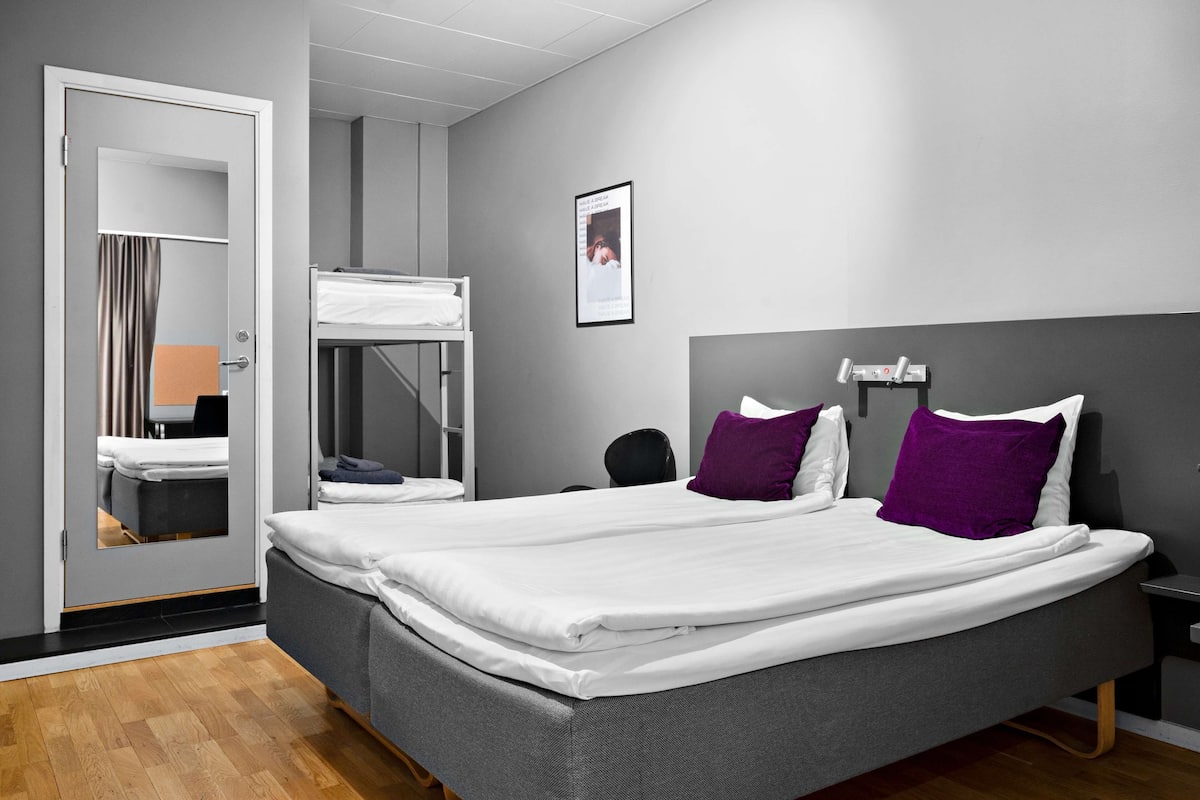 Familienzimmer, Mehrere Betten, Nichtraucher, ohne Fenster | Pillowtop-Betten, Schreibtisch, kostenloses WLAN, Bettwäsche