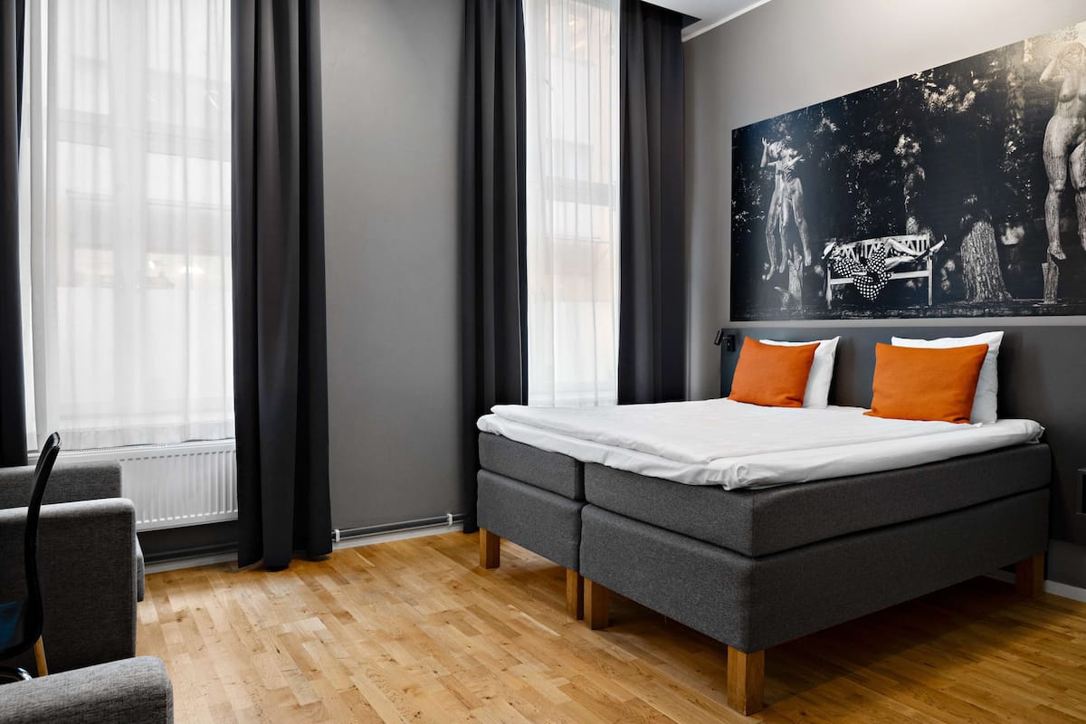 Familienzimmer, 1 King-Bett, Nichtraucher (with Sofabed) | Pillowtop-Betten, Schreibtisch, kostenloses WLAN, Bettwäsche